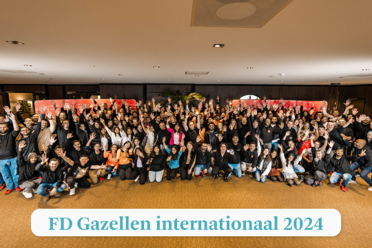 A large group of people sitting on the floor or standing and looking at the camera. Along with the text FD Gazellen international 2024